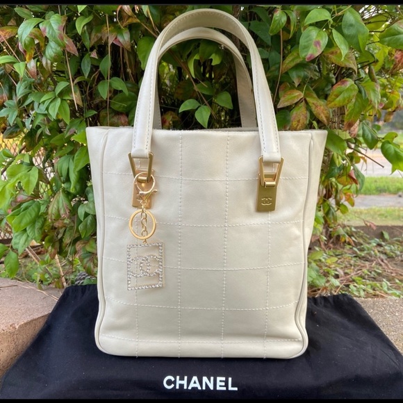 CHANEL Ivory Quilted Leather Chocolate Bar Tote Bag - Picture 2 of 8